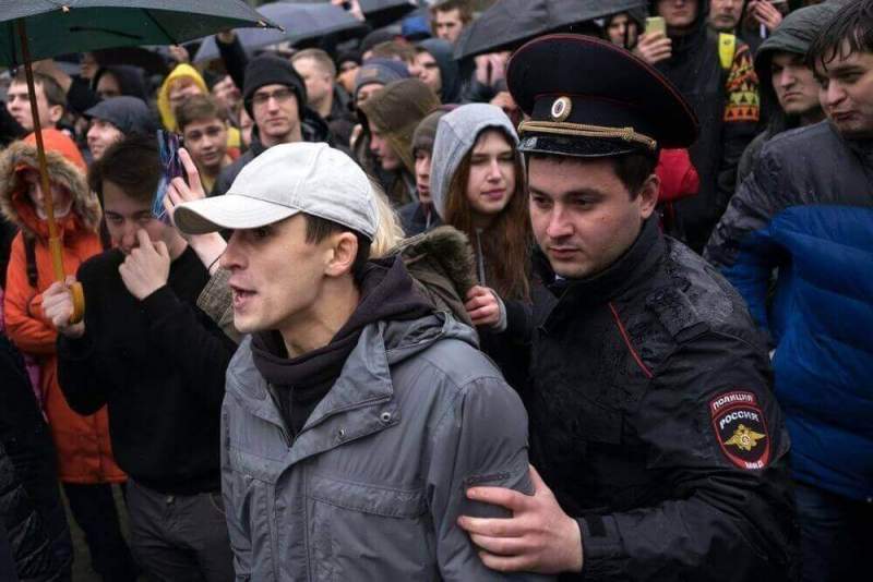 Протестные акции не добавили Алексею Навальному популярности